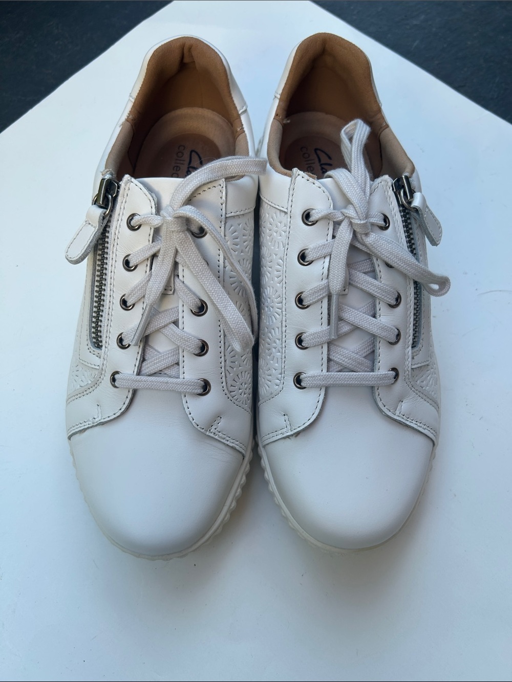 Clarks Off White Lace-Up leather Sneakers with Side Zip Sz 7.5 Wide New